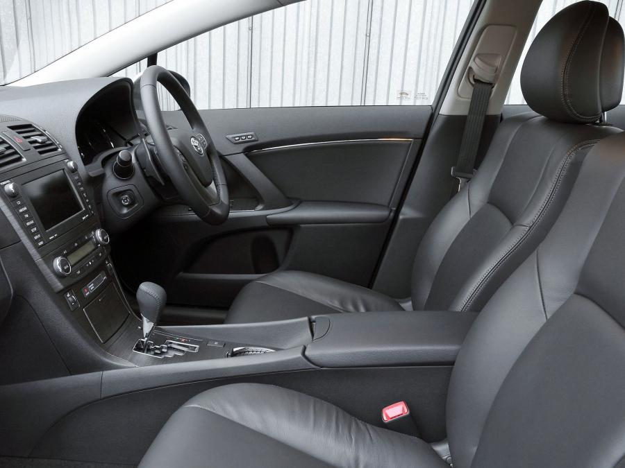  Toyota Avensis Sedan 2008 года  (UK) (фото 8 из 9)
